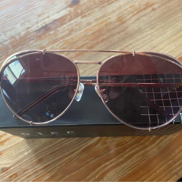 Sunnies!!! Brand new Diff Koko aviators. Case, box, cleaning cloth. Never worn. - Picture 4 of 5